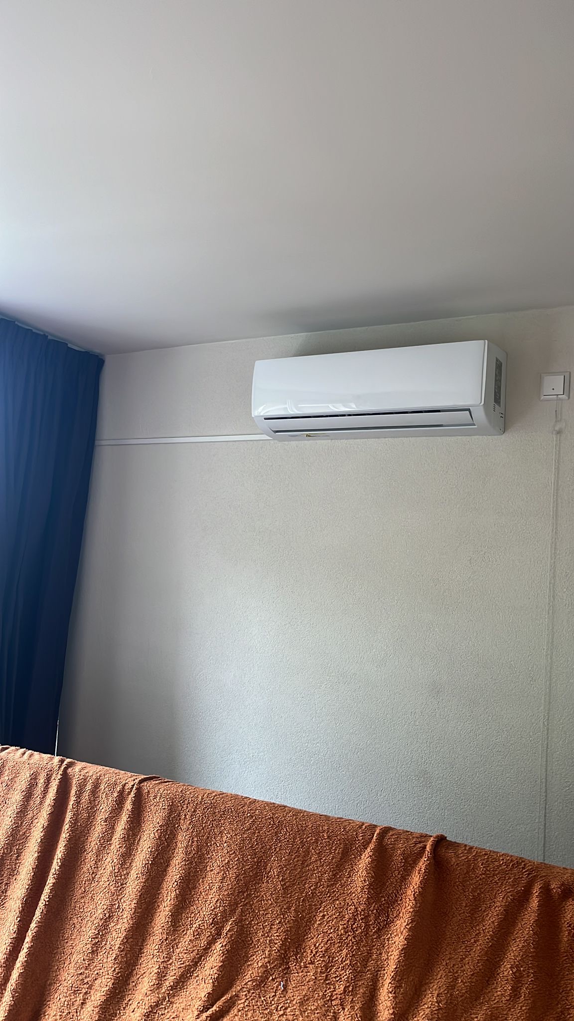 Airco binnenunit — slaapkamer met warme accenten