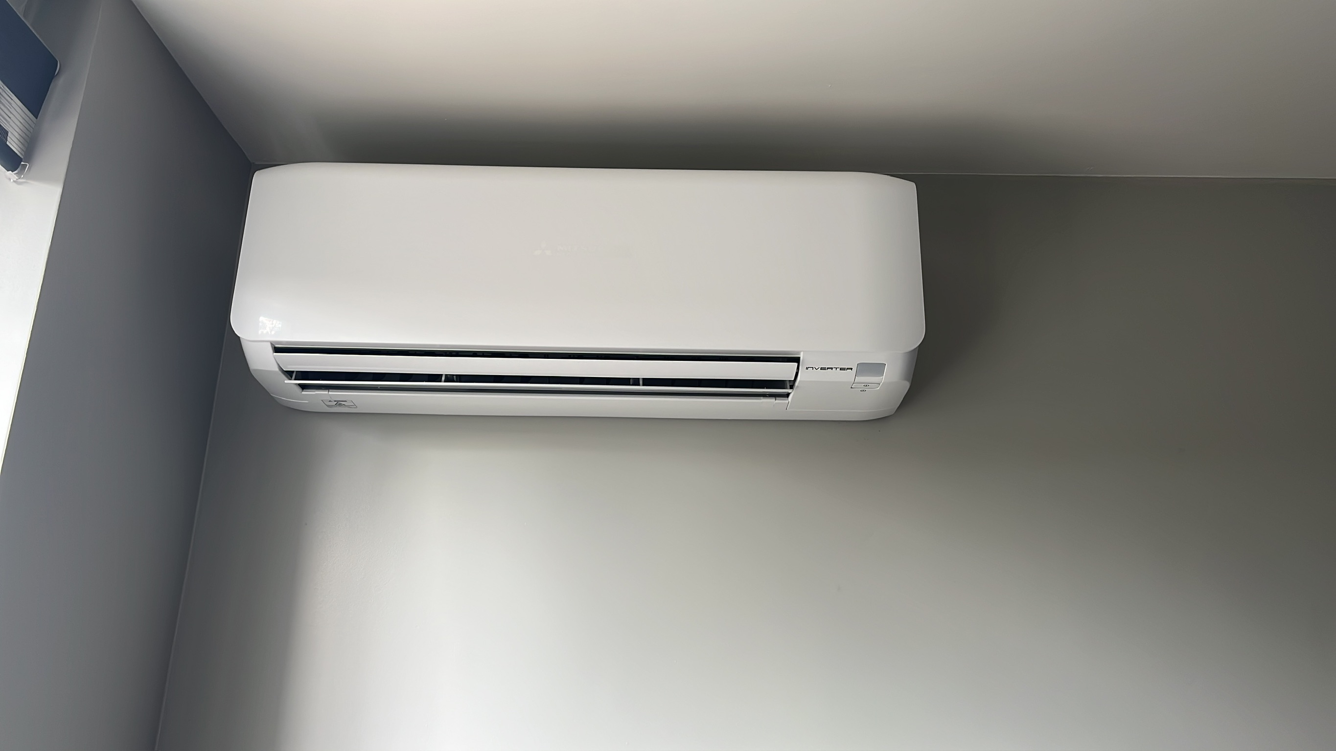 Witte wandunit — modern interieur
