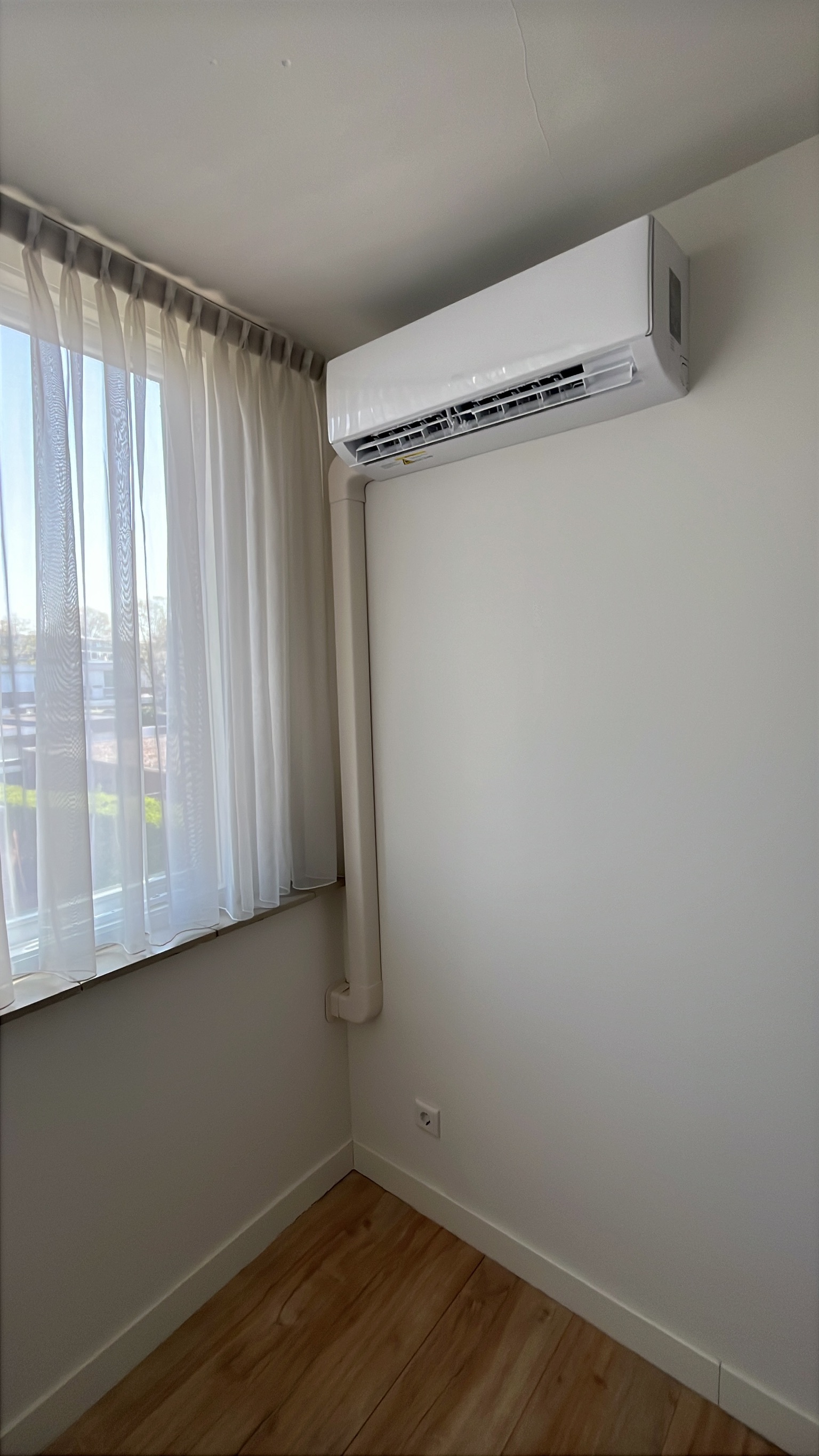 Witte airco binnenunit — wandmontage