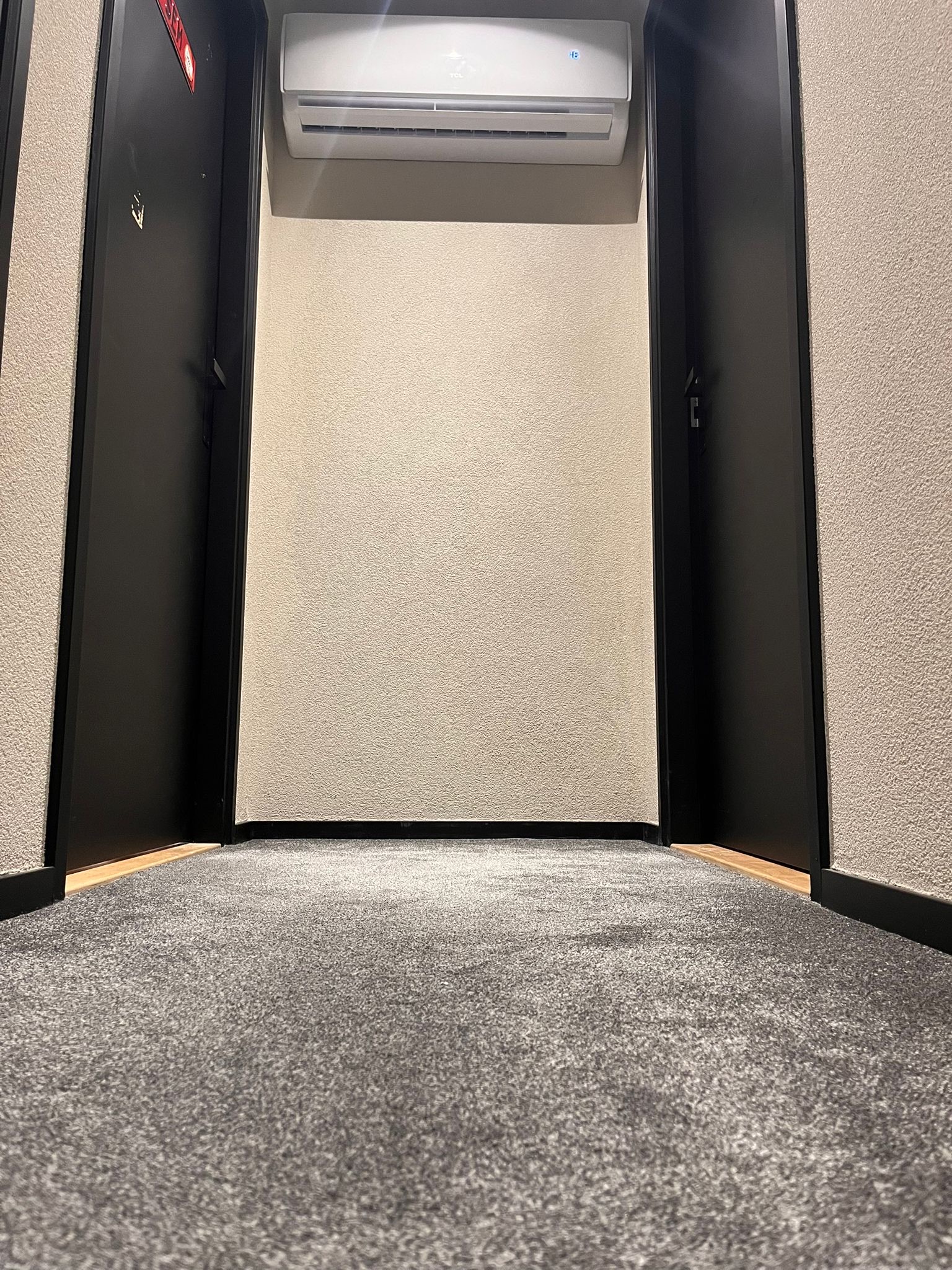 Airco binnenunit — tussen inbouwkasten