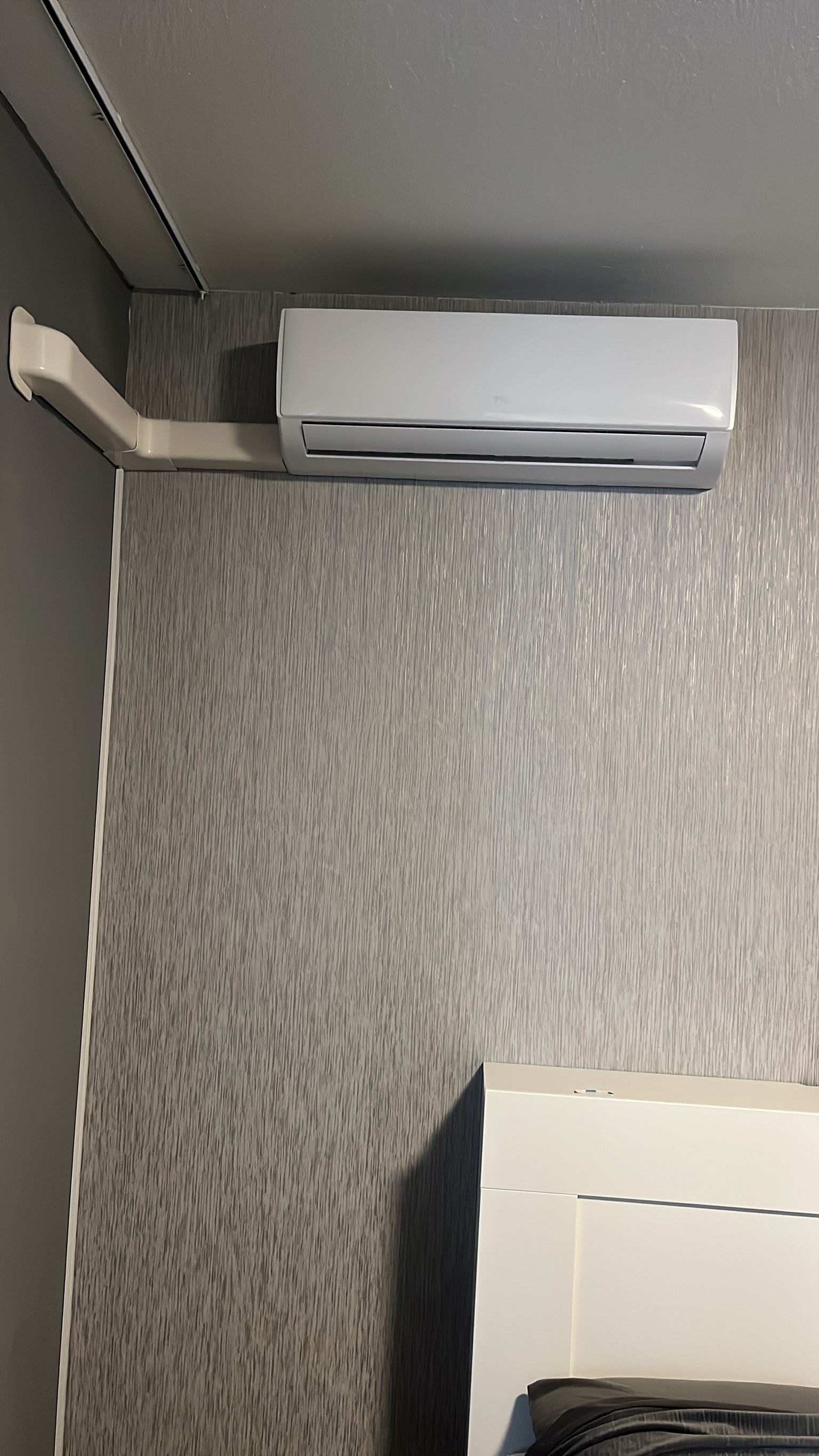 Witte airco binnenunit — woonkamer