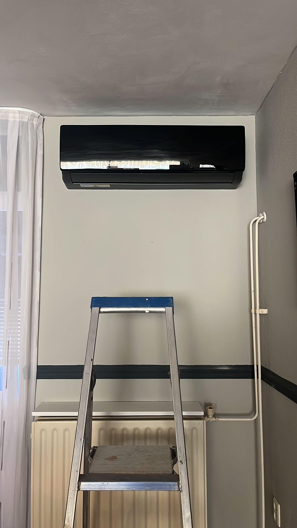 Zwart design wandunit — modern interieur