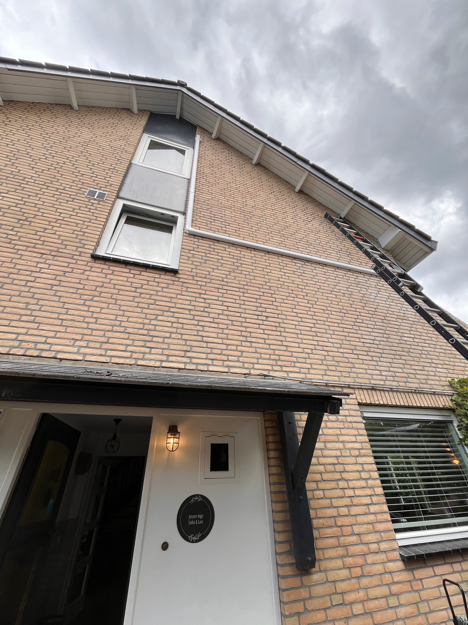 Buitenunit installatie — bakstenen zijgevel