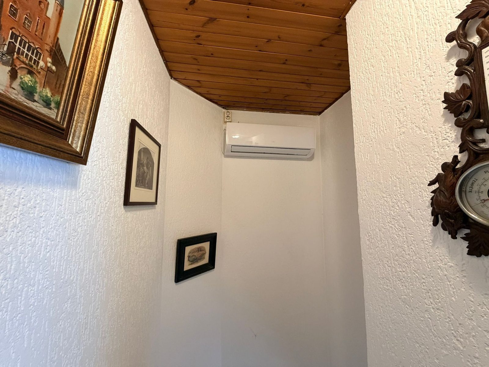 Witte binnenunit slaapkamer - strakke wandmontage
