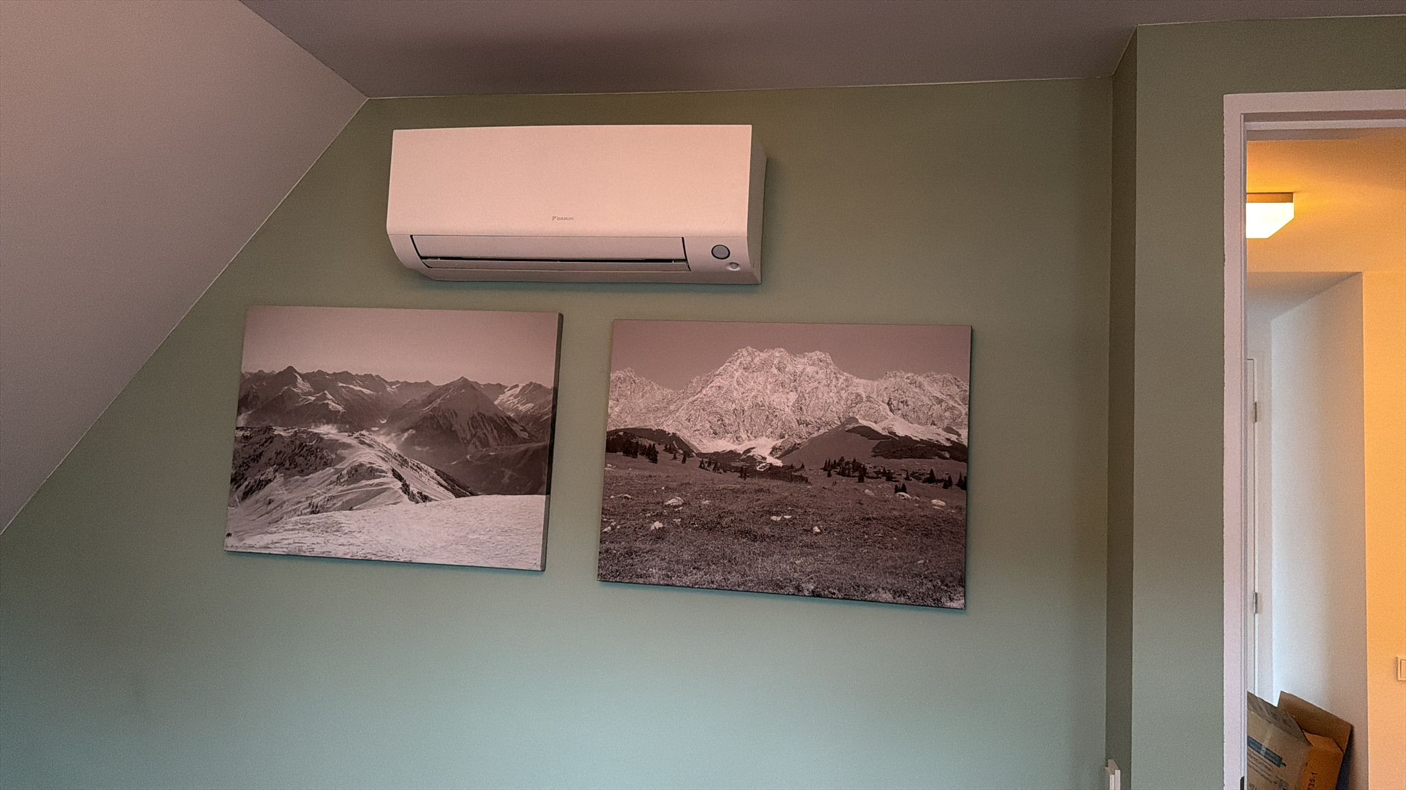 Daikin binnenunit — slaapkamer met groene wand