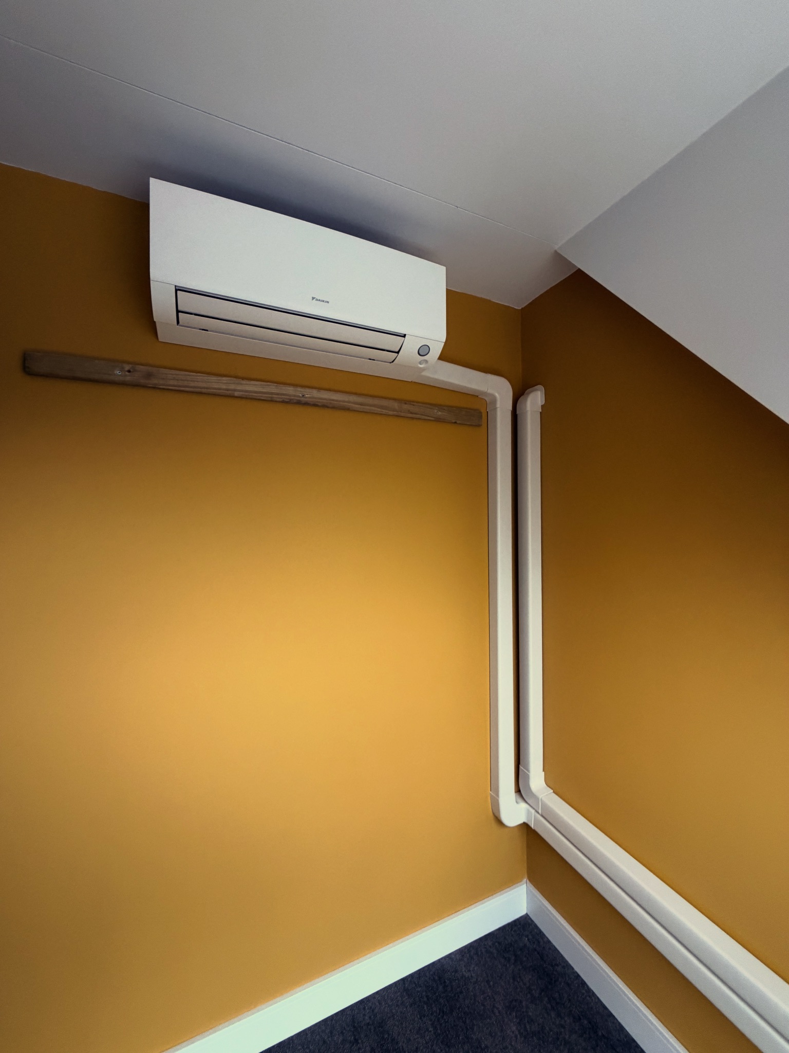 Daikin binnenunit zolder okergele wand — Eindhoven