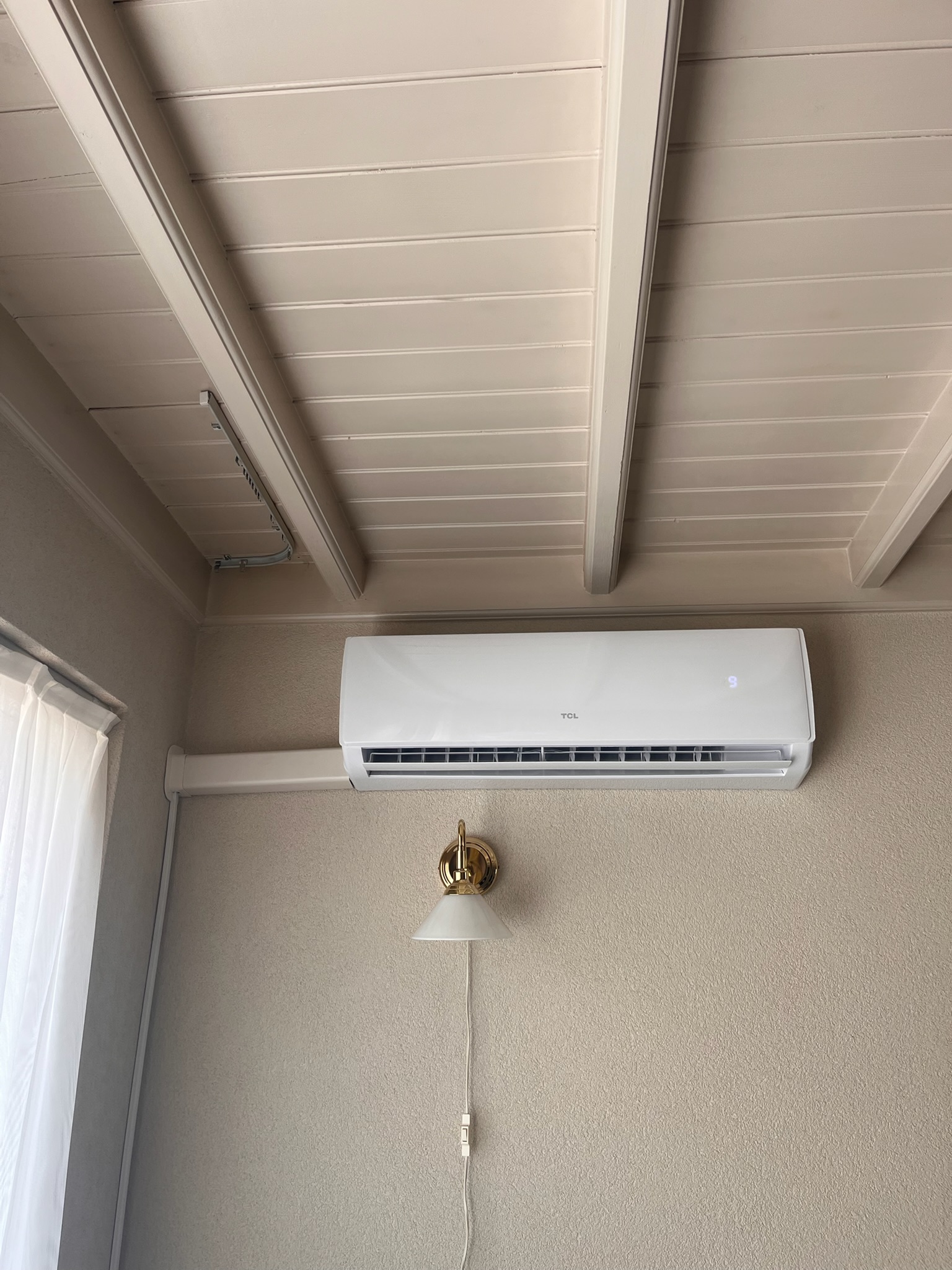 TCL binnenunit — interieur met houten balken