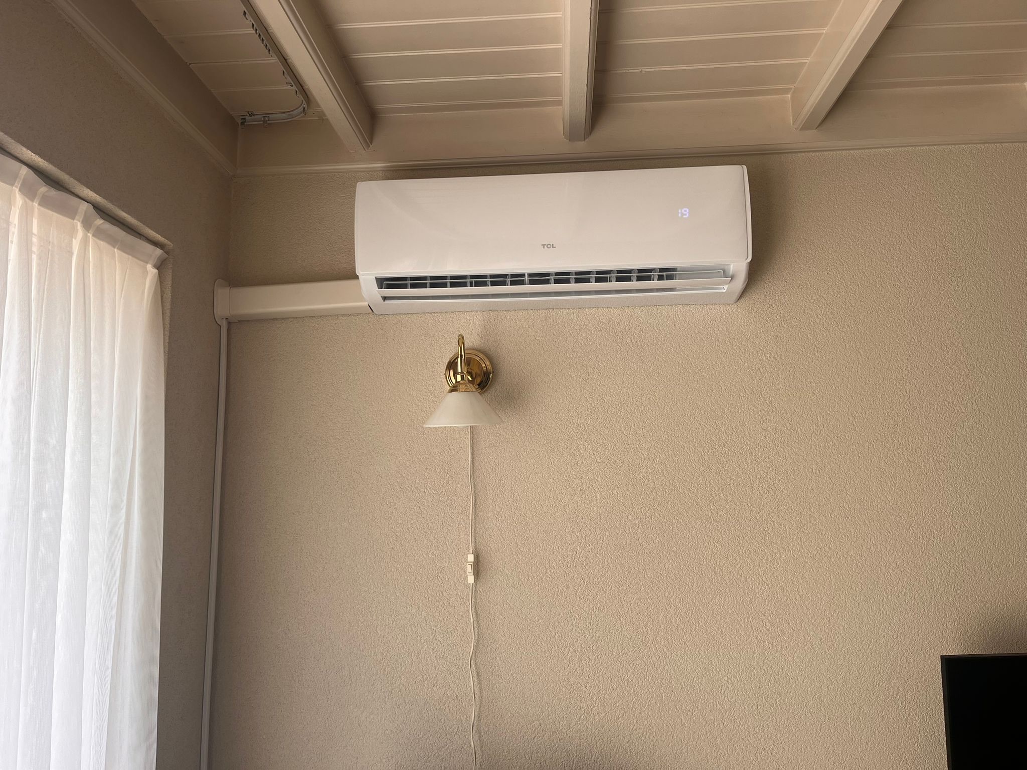 TCL binnenunit — slaapkamer met houten balken