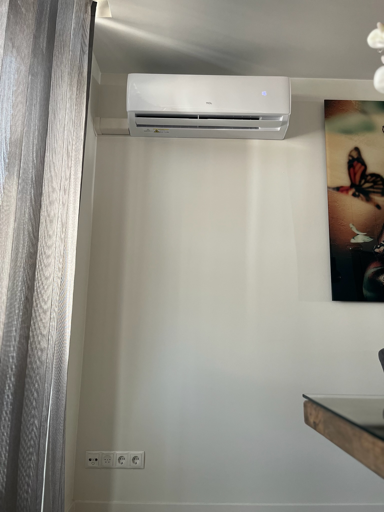 TCL binnenunit — slaapkamer met houten kast