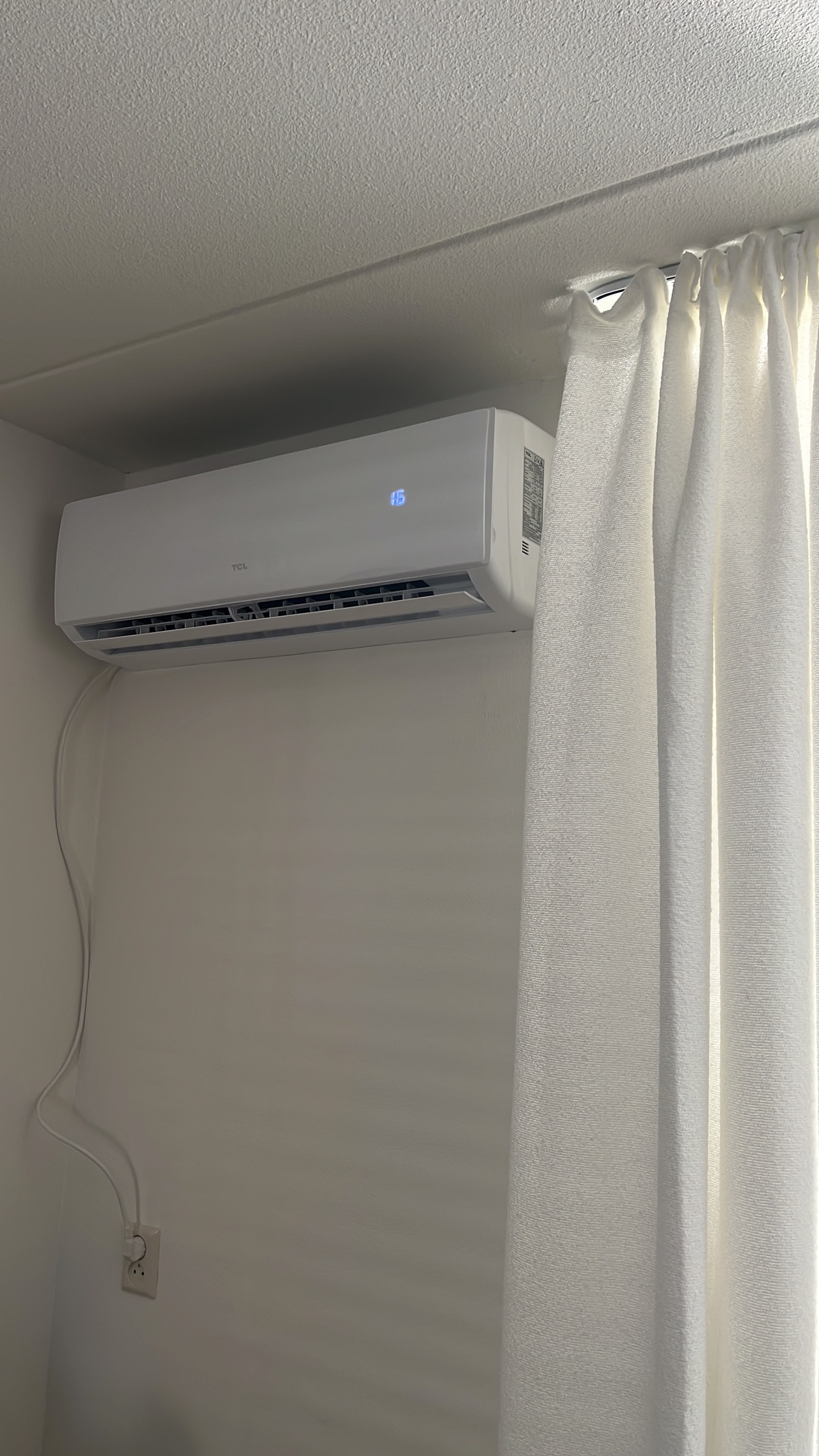 TCL binnenunit slaapkamer — witte wand