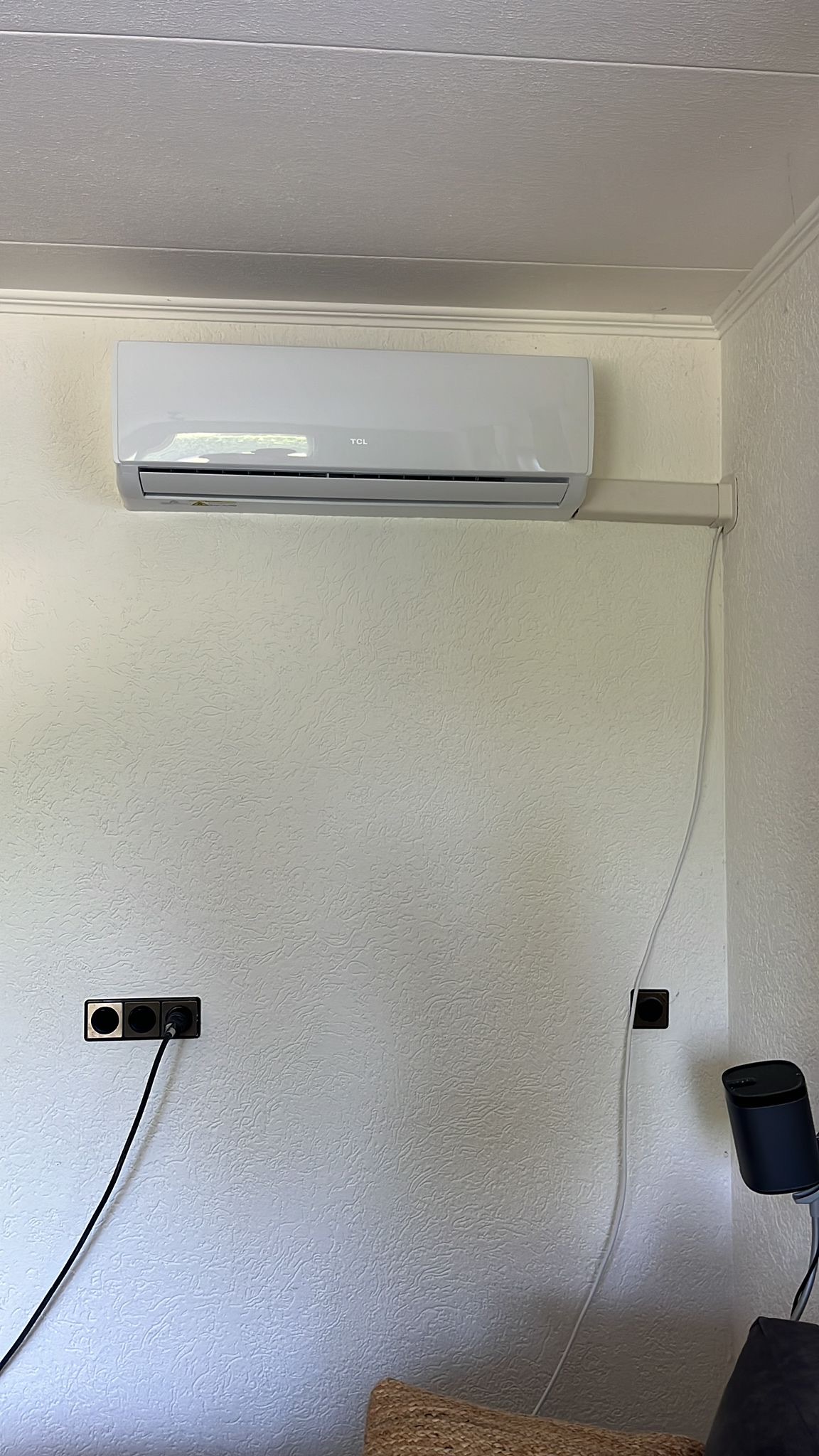 TCL binnenunit — slaapkamer witte wand