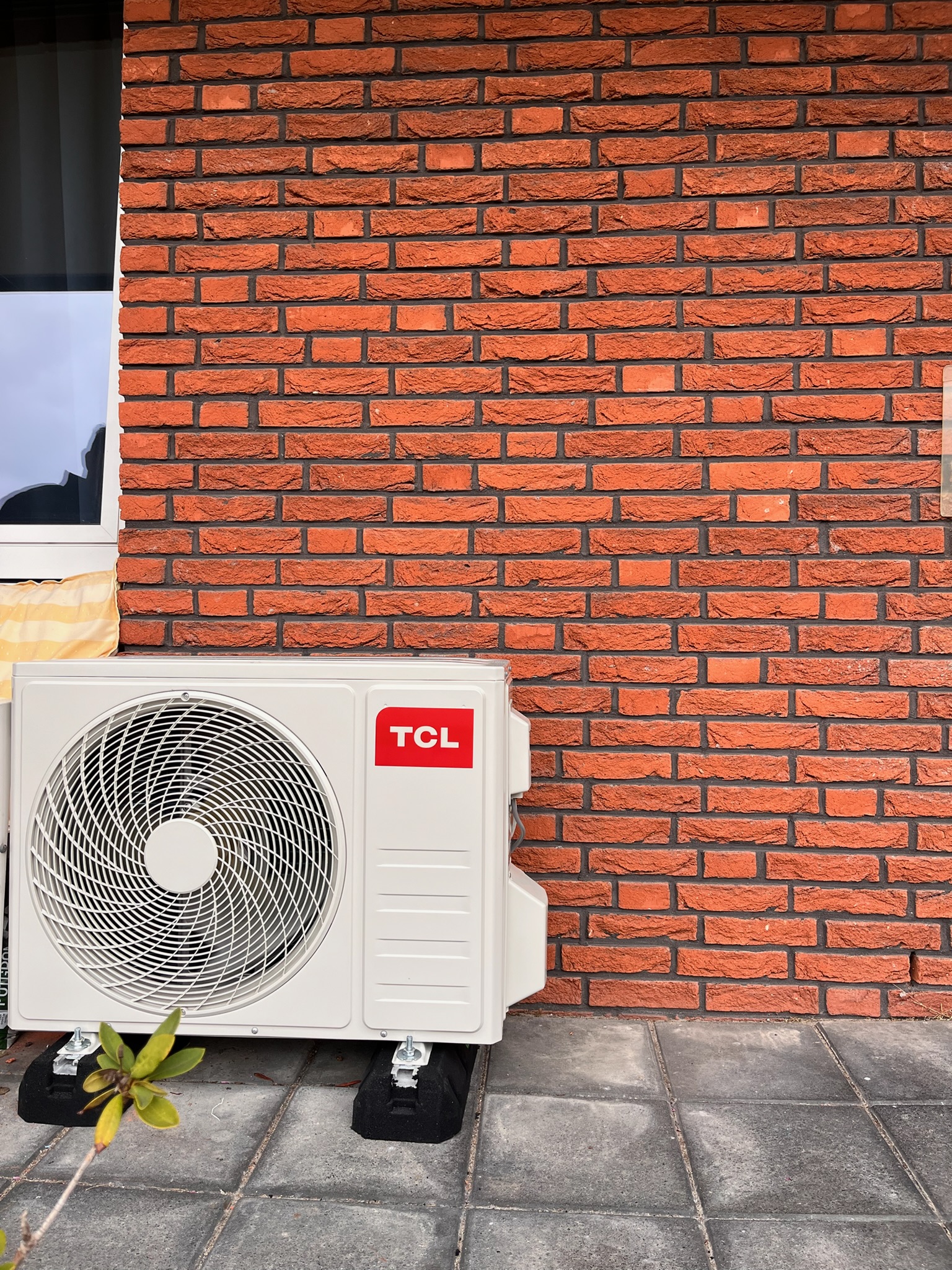 TCL buitenunit — terras