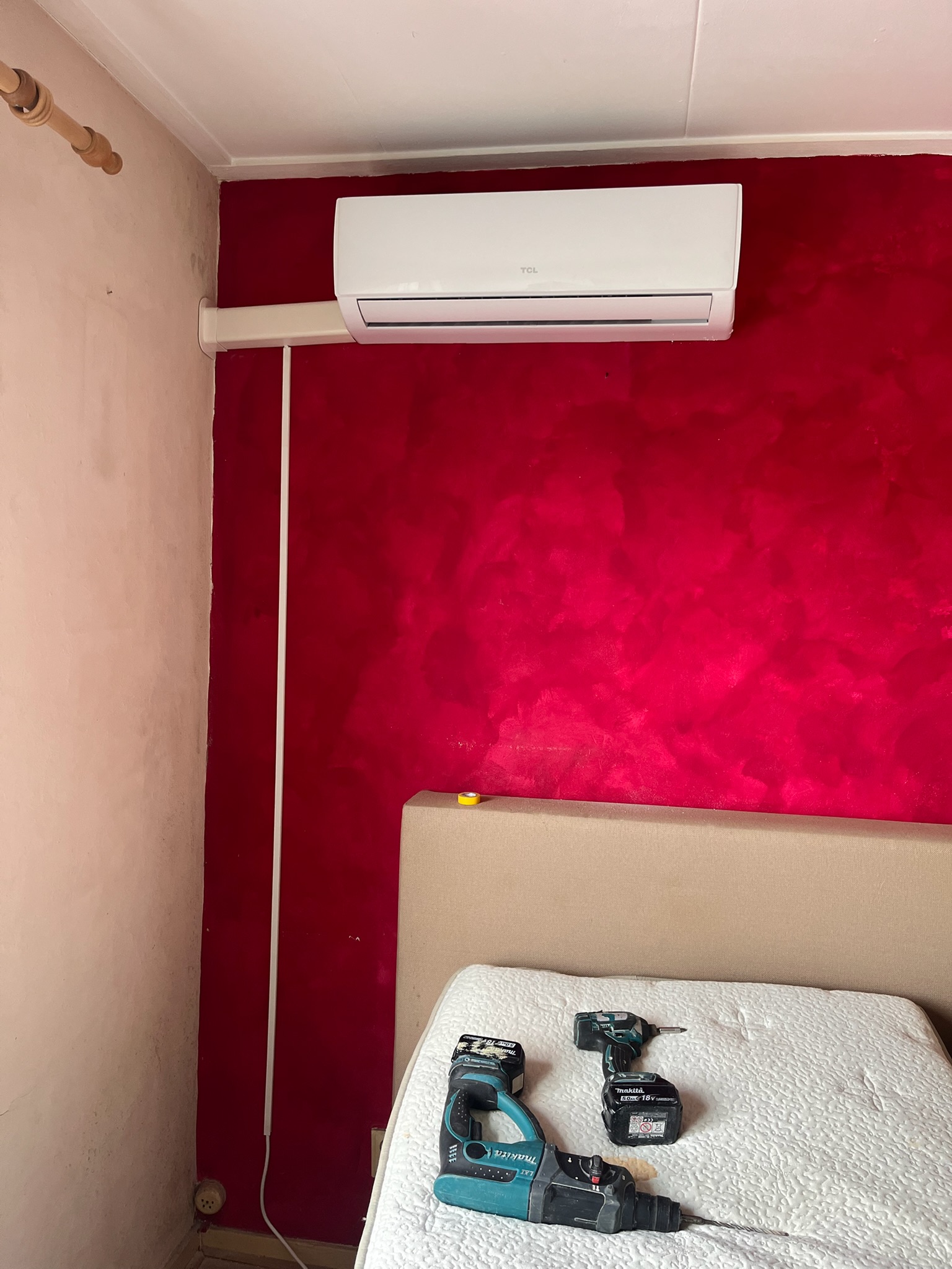 TCL installatie — slaapkamer met rode accentwand