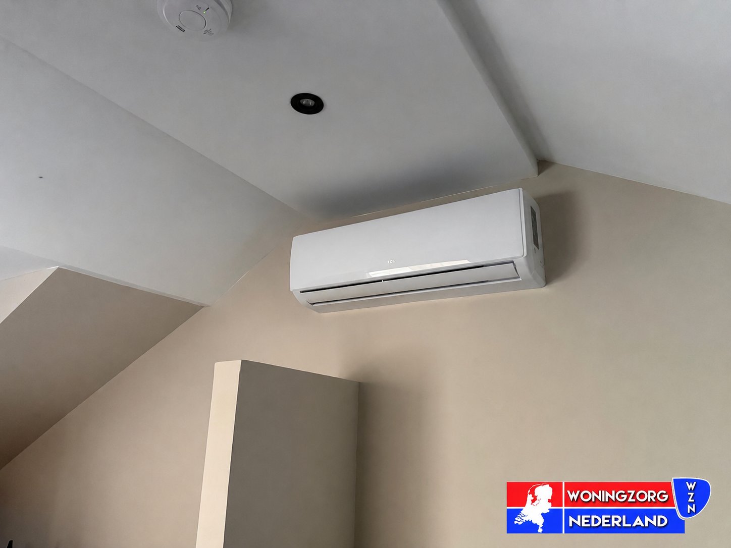 Witte binnenunit slaapkamer - strakke plafondinst.
