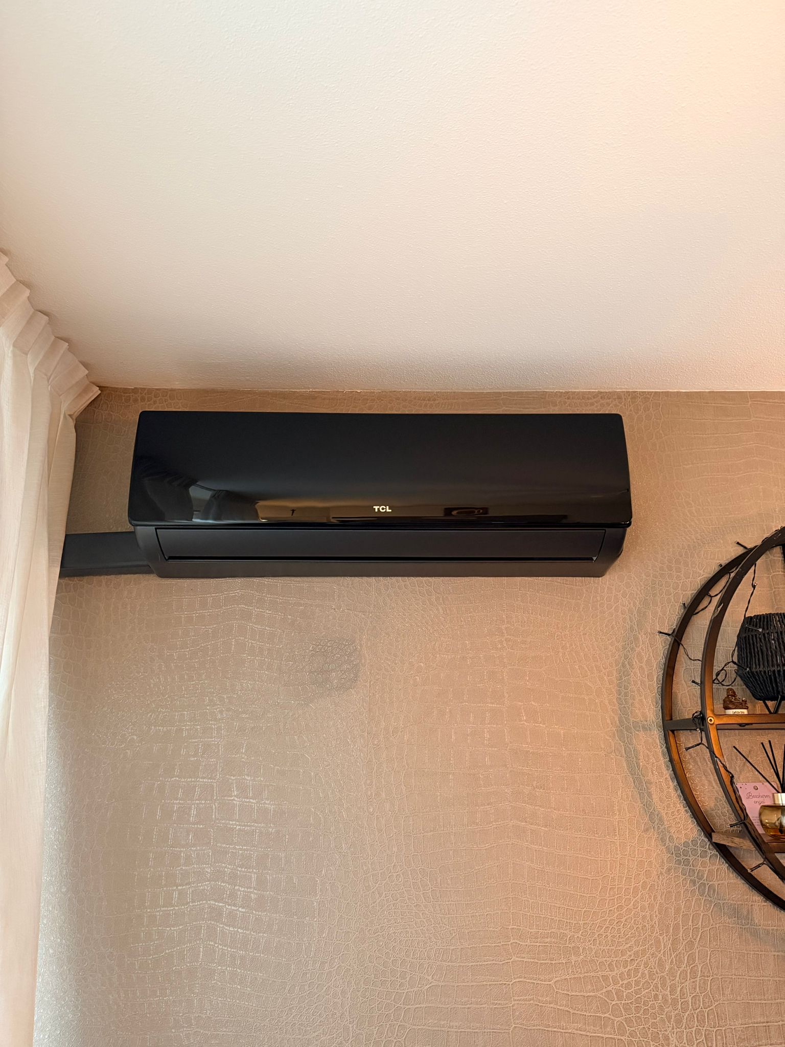 TCL Black Edition — zwarte binnenunit slaapkamer